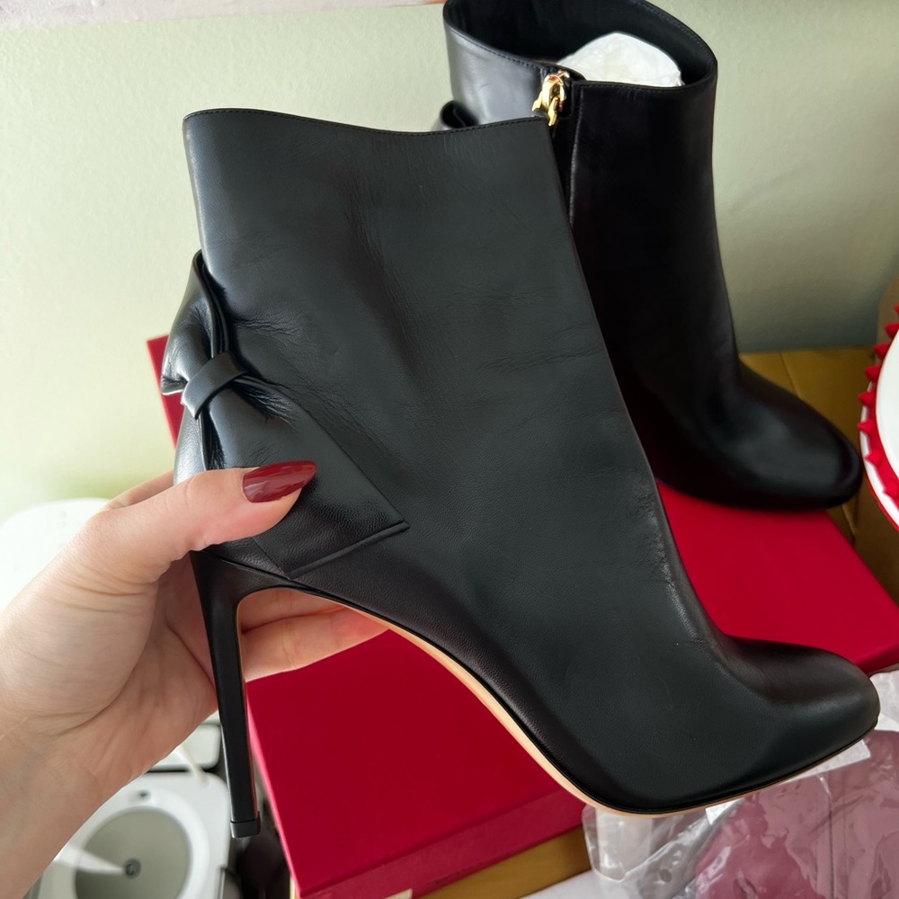 VALENTINO GARAVANI Bow Embellished Leather Ankle abooy